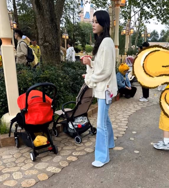 奚夢瑤一家四口被偶遇,何猷君抱女兒好暖心,牽奚夢瑤的手好恩愛