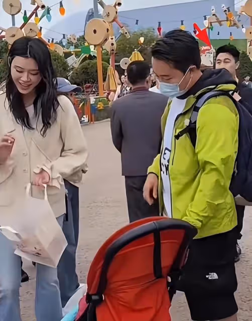 奚夢瑤一家四口被偶遇,何猷君抱女兒好暖心,牽奚夢瑤的手好恩愛