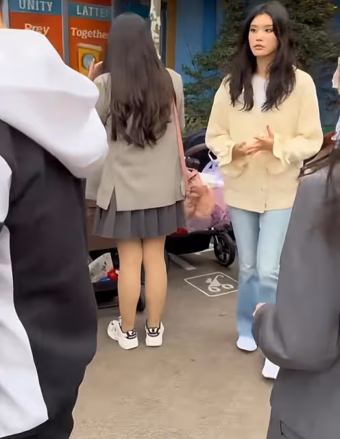 奚夢瑤一家四口被偶遇,何猷君抱女兒好暖心,牽奚夢瑤的手好恩愛