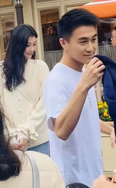 奚夢瑤一家四口被偶遇,何猷君抱女兒好暖心,牽奚夢瑤的手好恩愛