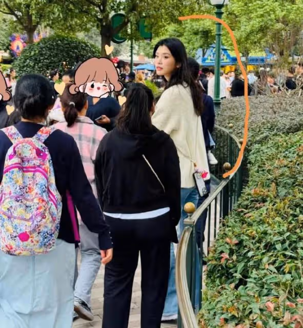 奚夢瑤一家四口被偶遇,何猷君抱女兒好暖心,牽奚夢瑤的手好恩愛