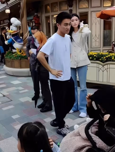 奚夢瑤一家四口被偶遇,何猷君抱女兒好暖心,牽奚夢瑤的手好恩愛