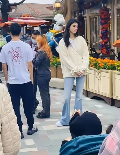奚夢瑤一家四口被偶遇,何猷君抱女兒好暖心,牽奚夢瑤的手好恩愛