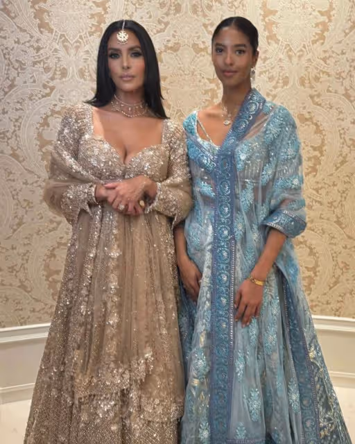 科比妻子瓦妮莎大變樣,和女兒打扮像姐妹,出席活動艷壓群芳
