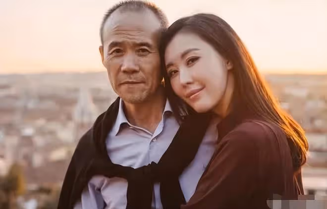 43歲田朴珺改變很大,帶3歲女兒做公益,和王石住海邊別墅