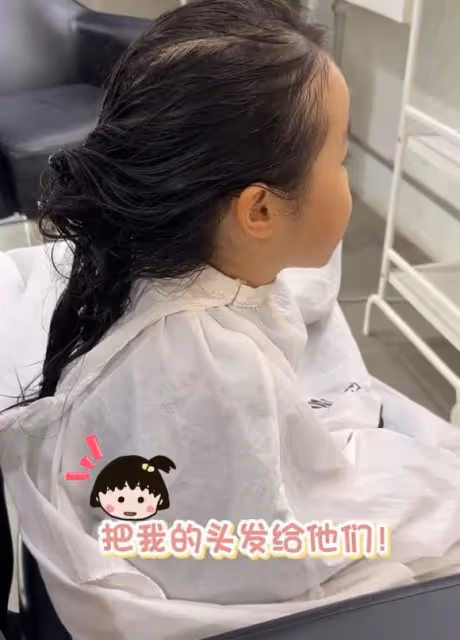 43歲田朴珺改變很大,帶3歲女兒做公益,和王石住海邊別墅