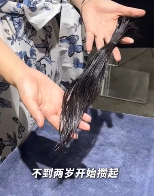 43歲田朴珺改變很大,帶3歲女兒做公益,和王石住海邊別墅
