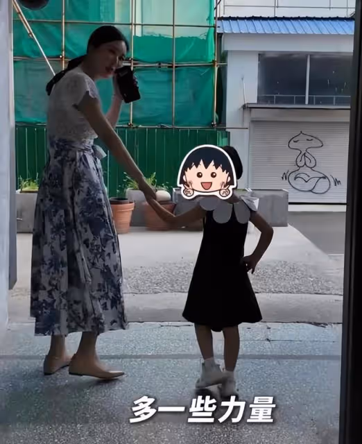 43歲田朴珺改變很大,帶3歲女兒做公益,和王石住海邊別墅