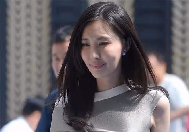 43歲田朴珺改變很大,帶3歲女兒做公益,和王石住海邊別墅