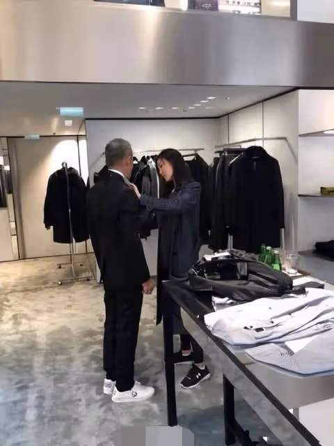 43歲田朴珺改變很大,帶3歲女兒做公益,和王石住海邊別墅