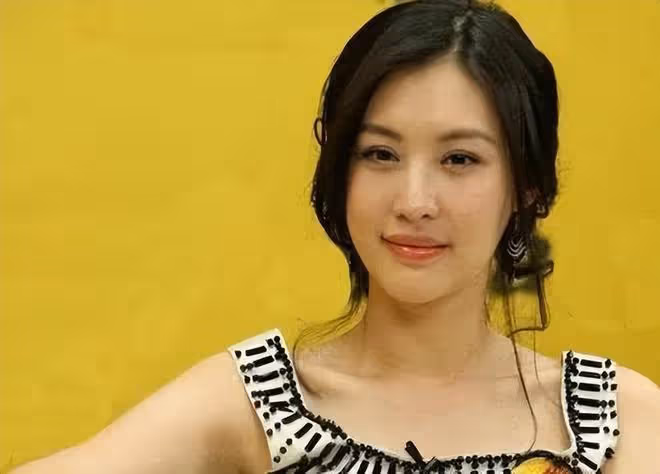 43歲田朴珺改變很大,帶3歲女兒做公益,和王石住海邊別墅