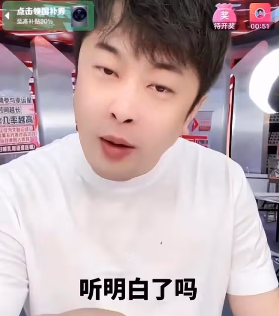 辛巴點名葉珂爸爸媽媽，稱他們學歷和工作是假的，黃曉明沒回應