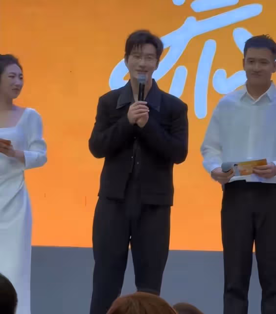 辛巴點名葉珂爸爸媽媽，稱他們學歷和工作是假的，黃曉明沒回應