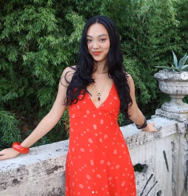 李連杰分享24歲女兒Jane的時尚美照,拍攝的雜誌風格很古典
