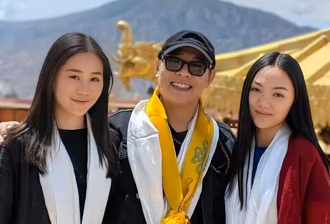 李連杰分享24歲女兒Jane的時尚美照,拍攝的雜誌風格很古典