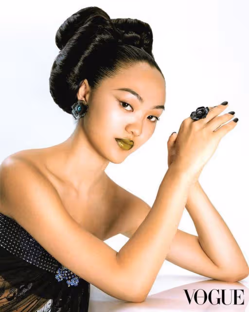 李連杰分享24歲女兒Jane的時尚美照,拍攝的雜誌風格很古典