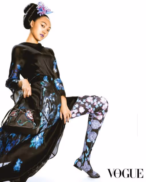李連杰分享24歲女兒Jane的時尚美照,拍攝的雜誌風格很古典
