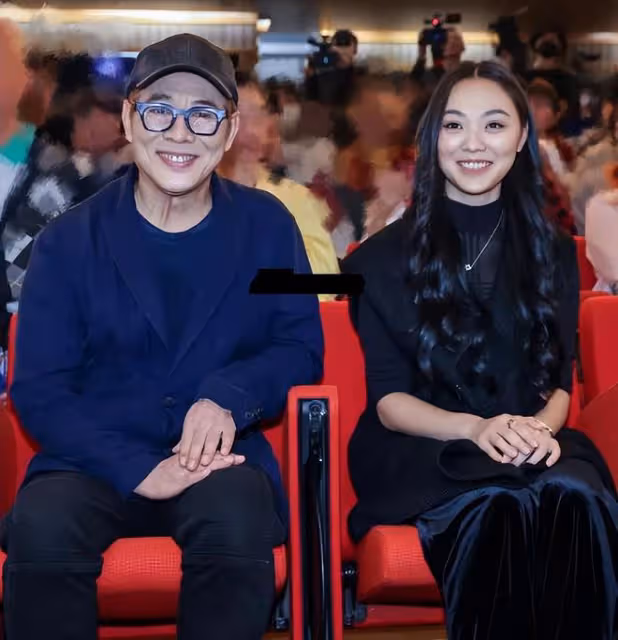 李連杰分享24歲女兒Jane的時尚美照，拍攝的雜誌風格很古典