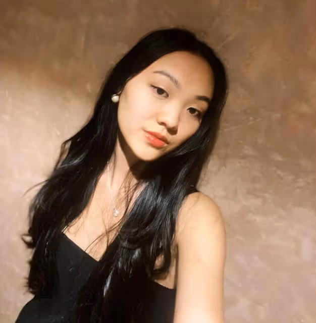 李連杰分享24歲女兒Jane的時尚美照，拍攝的雜誌風格很古典