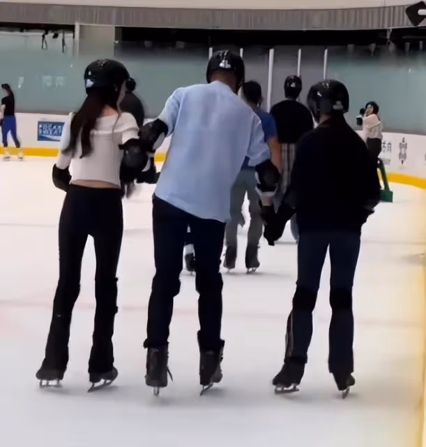大S女兒再次露面,10歲玥兒教爸爸玩滑冰,牽著汪小菲的手好暖心