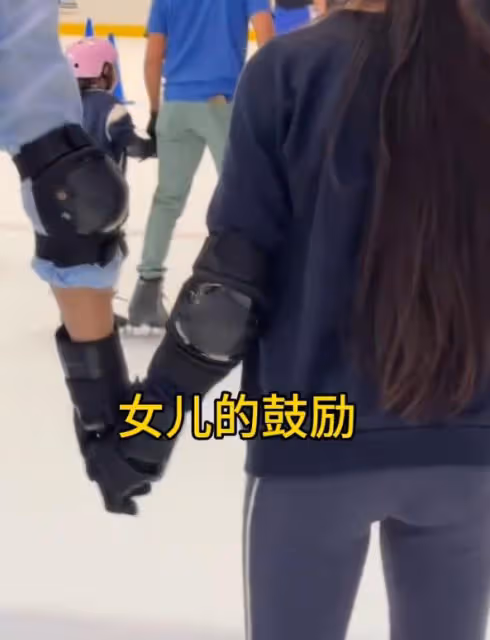 大S女兒再次露面,10歲玥兒教爸爸玩滑冰,牽著汪小菲的手好暖心