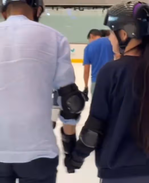 大S女兒再次露面,10歲玥兒教爸爸玩滑冰,牽著汪小菲的手好暖心