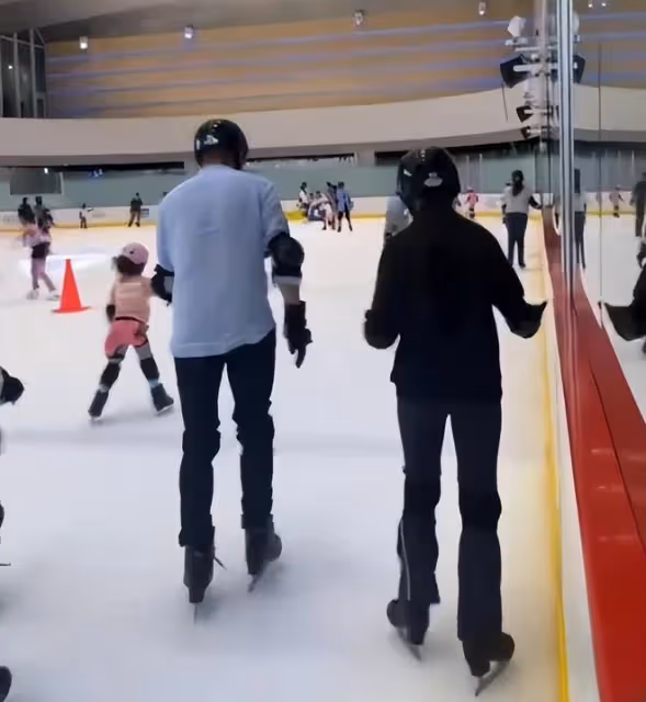 大S女兒再次露面,10歲玥兒教爸爸玩滑冰,牽著汪小菲的手好暖心