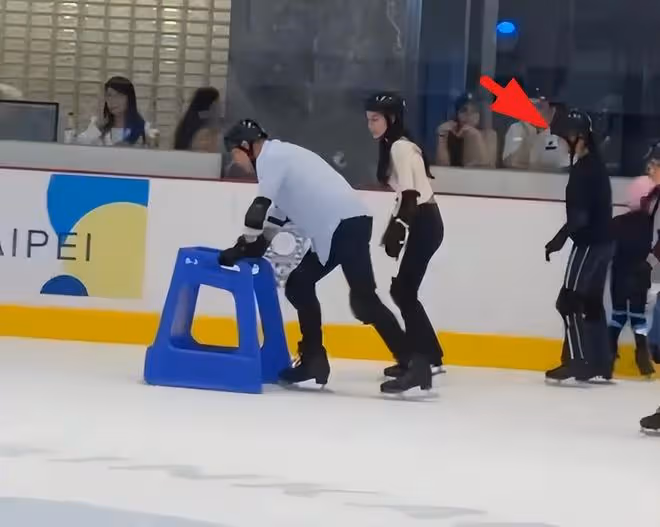 大S女兒再次露面,10歲玥兒教爸爸玩滑冰,牽著汪小菲的手好暖心