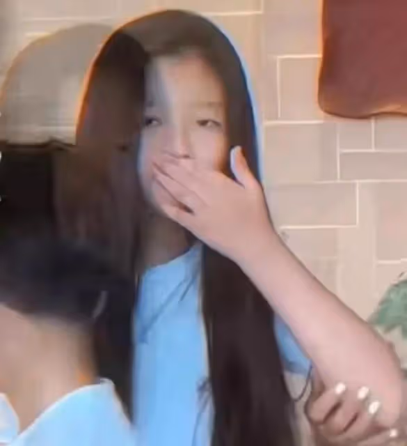 大S女兒再次露面,10歲玥兒教爸爸玩滑冰,牽著汪小菲的手好暖心