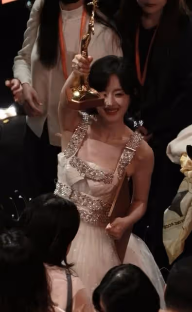趙麗穎獲金鷹獎視後發文:期待未來的李沁和吳越,為她們鼓掌加油