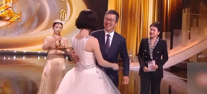 趙麗穎獲金鷹獎視後發文:期待未來的李沁和吳越,為她們鼓掌加油