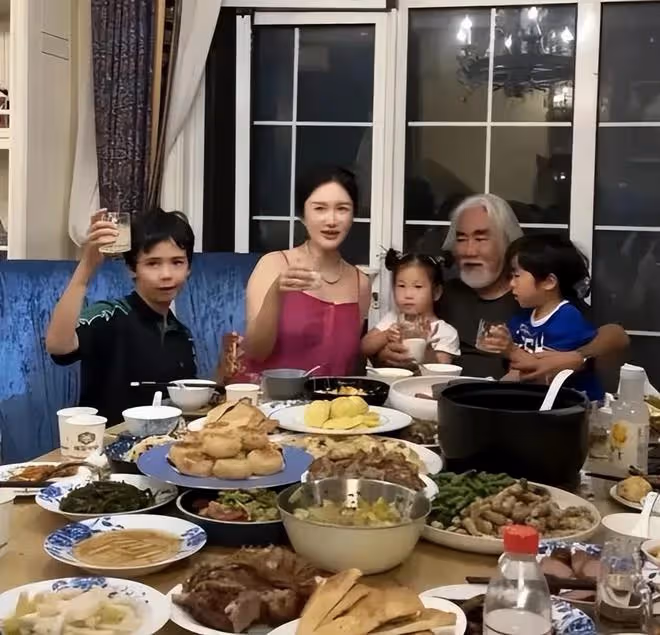 好心疼！張紀中妻子順產轉剖腹產，打7小時催產針無效緊張到哭