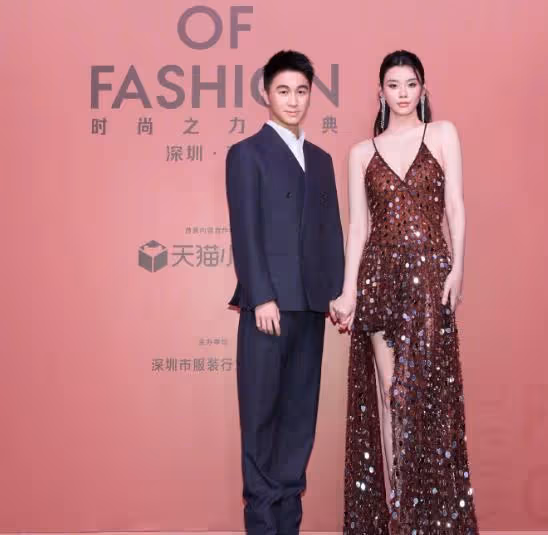 奚夢瑤帶何猷君走T台,「奚貴妃」都被拽出高低肩來啦,哈哈