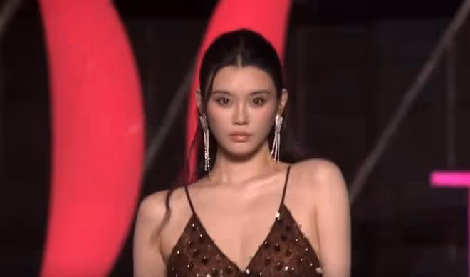 奚夢瑤帶何猷君走T台,「奚貴妃」都被拽出高低肩來啦,哈哈