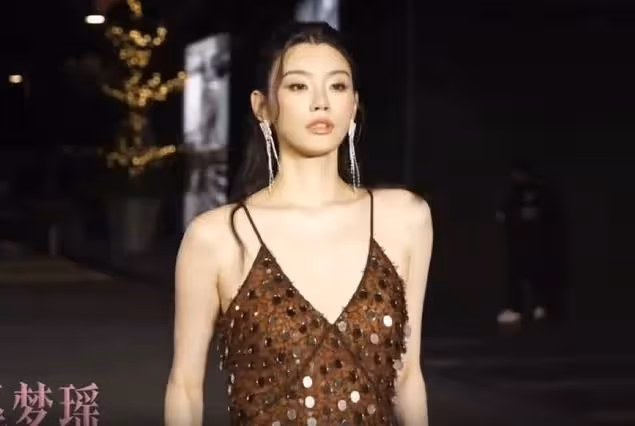 奚夢瑤帶何猷君走T台,「奚貴妃」都被拽出高低肩來啦,哈哈