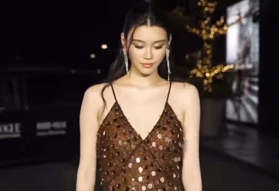 奚夢瑤帶何猷君走T台,「奚貴妃」都被拽出高低肩來啦,哈哈