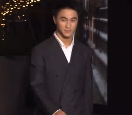 奚夢瑤帶何猷君走T台,「奚貴妃」都被拽出高低肩來啦,哈哈