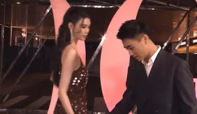 奚夢瑤帶何猷君走T台,「奚貴妃」都被拽出高低肩來啦,哈哈