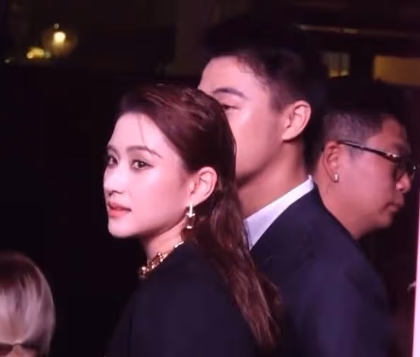 奚夢瑤帶何猷君走T台,「奚貴妃」都被拽出高低肩來啦,哈哈