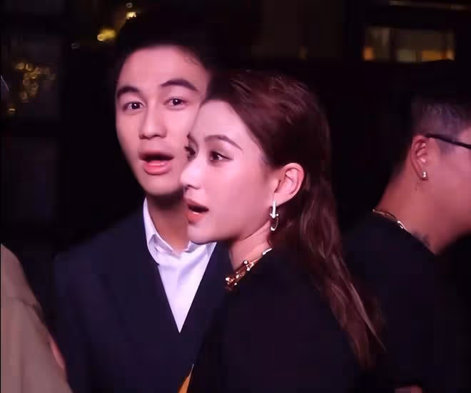 奚夢瑤帶何猷君走T台,「奚貴妃」都被拽出高低肩來啦,哈哈