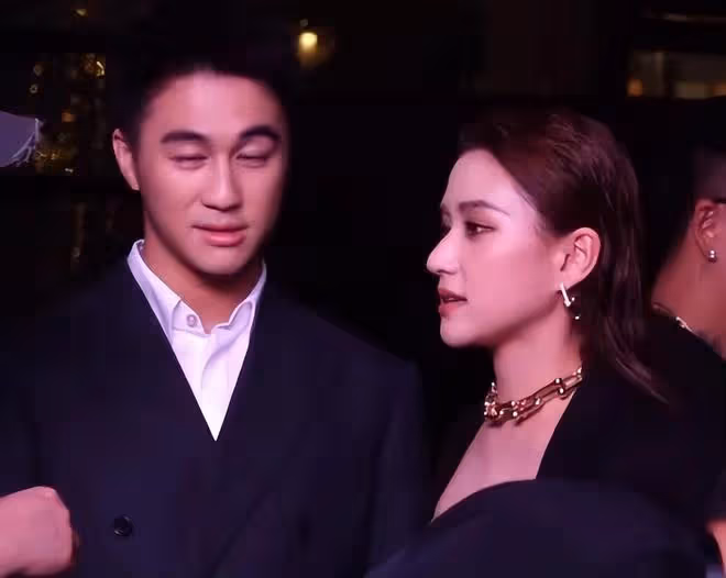 奚夢瑤帶何猷君走T台,「奚貴妃」都被拽出高低肩來啦,哈哈