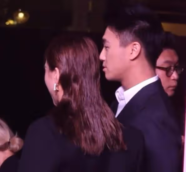 奚夢瑤帶何猷君走T台,「奚貴妃」都被拽出高低肩來啦,哈哈