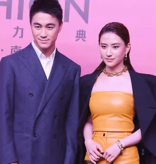 奚夢瑤帶何猷君走T台,「奚貴妃」都被拽出高低肩來啦,哈哈