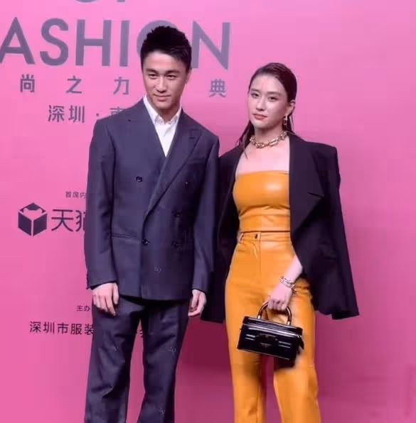 奚夢瑤帶何猷君走T台,「奚貴妃」都被拽出高低肩來啦,哈哈