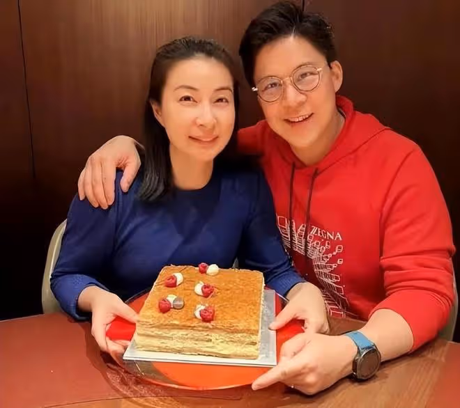 郭晶晶43歲生日,「晶剛」夫妻溫馨互動,夫妻一起燦笑好可愛