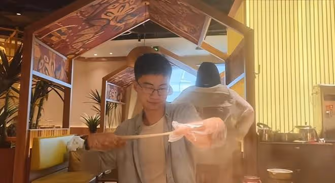 龐眾望帶女朋友現身,他們日常互動很暖心,他很懂得照顧女友