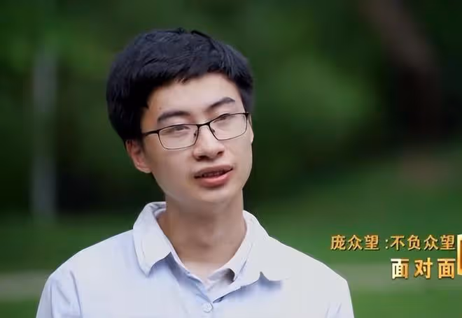 龐眾望帶女朋友現身,他們日常互動很暖心,他很懂得照顧女友