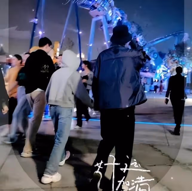 王俊凱帶全紅嬋遊玩鬼屋,全紅嬋嚇到薅衣服,全程跟著王俊凱