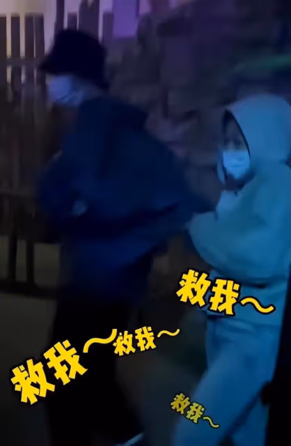 王俊凱帶全紅嬋遊玩鬼屋,全紅嬋嚇到薅衣服,全程跟著王俊凱