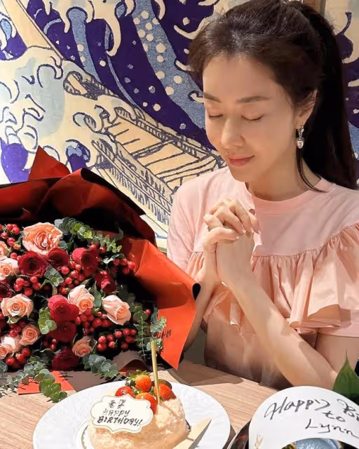 熊黛林曬44歲生日照,富豪老公幽默送蛋糕,夫妻恩愛甜蜜